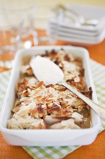 Marillenkuchen mit Mandeln und Tortenserver — Stockfoto