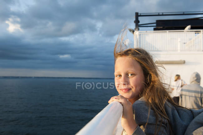 Retrato de menina sorridente com cabelo loiro em balsa — Fotografia de Stock