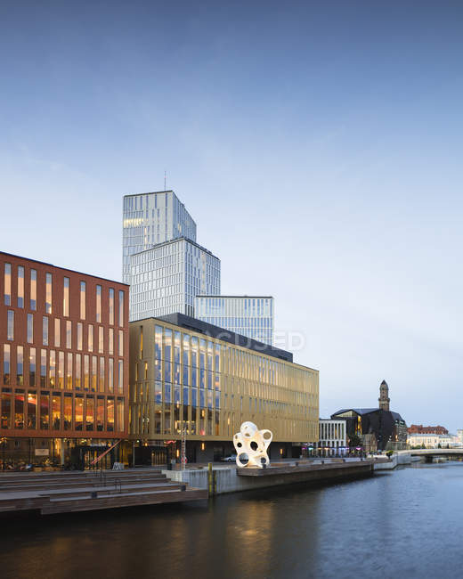 Malmö lebende Gebäude und Fluss bei Sonnenuntergang — Stockfoto