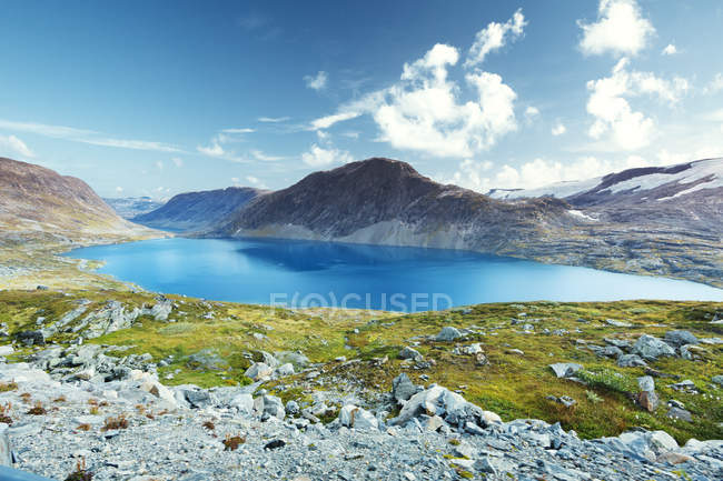 Вид на озеро Джупватнет с горы Далснибба — стоковое фото
