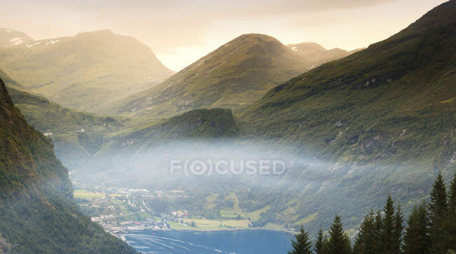 Vista elevada da cidade por lago em montanhas em Mais og Romsdal, Noruega — Fotografia de Stock