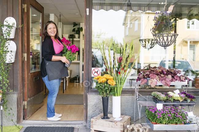 Ritratto di fiorista davanti al negozio — Foto stock