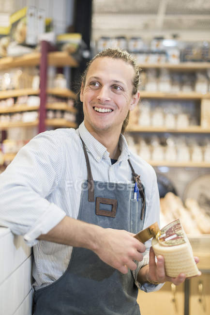 Retrato del hombre en el mercado de alimentos, enfoque en primer plano - foto de stock