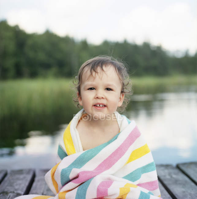 Portrait de fille enveloppé dans une serviette, mise au point sélective — Photo de stock