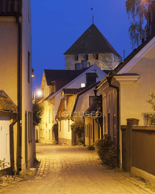 Освещенная улица старого города в сумерках — стоковое фото