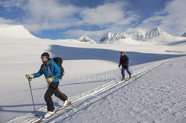 Homens montanhismo esqui, foco seletivo — Fotografia de Stock