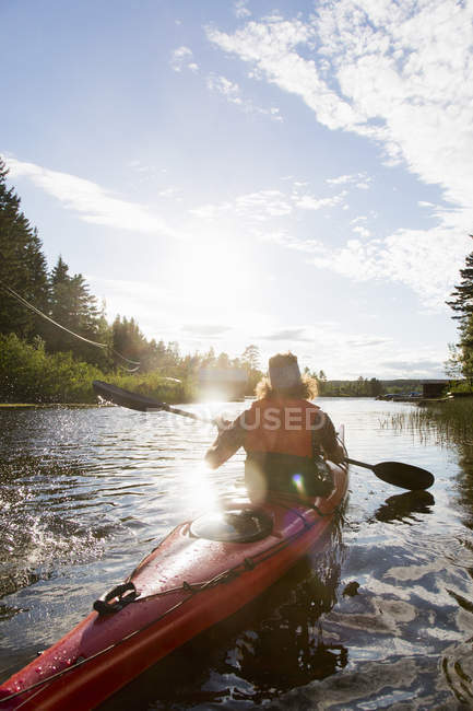 Homem adulto médio em canoa no verão — Fotografia de Stock