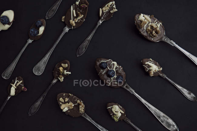 Cucchiai da dessert con cioccolato e mirtilli — Foto stock