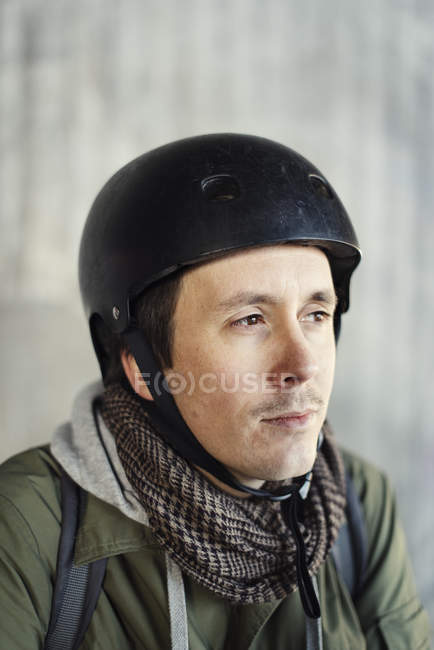 Homem adulto médio no capacete olhando para longe — Fotografia de Stock
