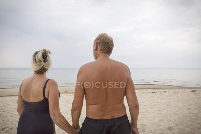 Couple sénior sur la plage, focus sélectif — Photo de stock