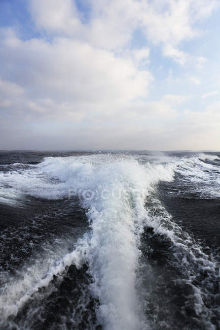 Vista frontal de trilhas de barco no mar — Fotografia de Stock