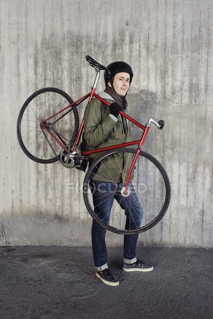 Чоловік середнього віку тримає велосипед з фіксованою передачею — стокове фото