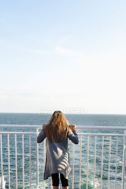 Ragazza in piedi sul traghetto, vista posteriore — Foto stock