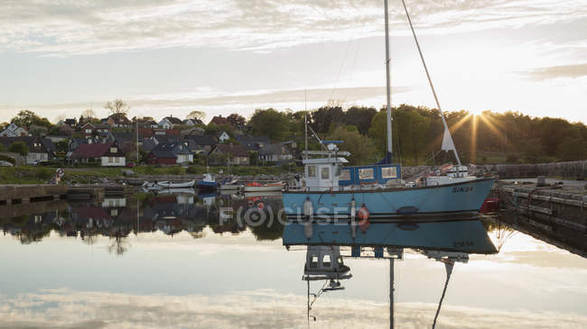 Barco amarrado en canal, reflejo en agua - foto de stock