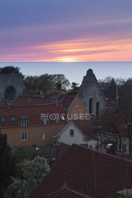Residential buildings of old town with sea in background — Stock Photo