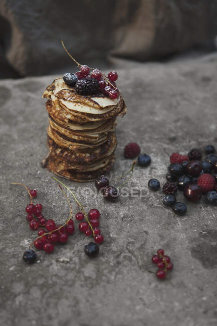 Stack of pancakes with berries on table — Stock Photo