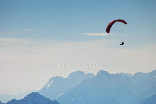 Gleitschirm fliegt über Berge in Österreich — Stockfoto