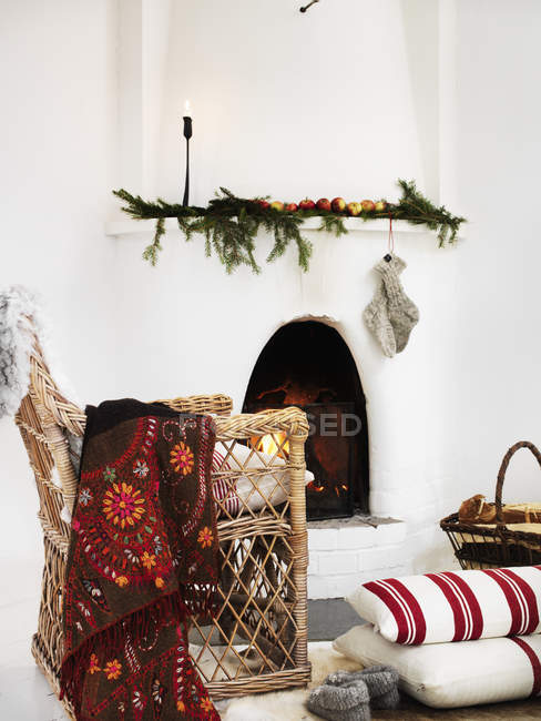 Vista frontale della decorazione natalizia sul camino — Foto stock