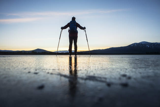 Reifer Mann beim Sonnenuntergang im jamtland, schweden — Stockfoto