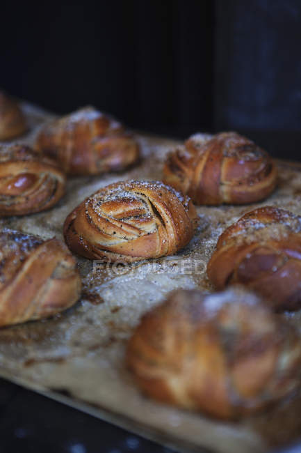 Gros plan de petits pains de cardamon frais cuits au four — Photo de stock