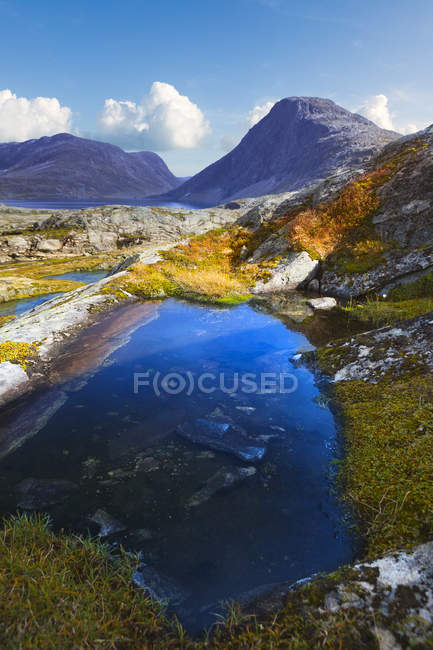 Гірський басейн і скелі під Синє небо в більш og Ромсдаль, Норвегія — стокове фото