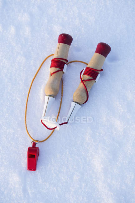 Vue surélevée de corde à sauter sur la neige — Photo de stock