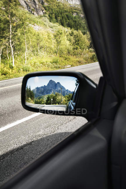 Close-up de reflexão no espelho retrovisor — Fotografia de Stock