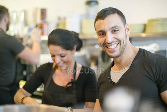Persone che lavorano nel caffè, attenzione selettiva — Foto stock