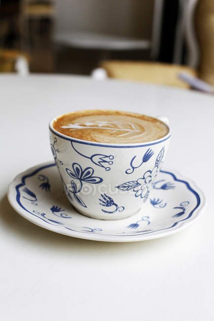 Tazza di caffè cappuccino sul tavolo bianco — Foto stock