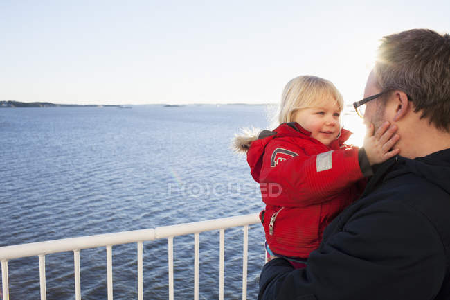 Отец и дочь на корабле, сосредоточьтесь на переднем плане. — стоковое фото