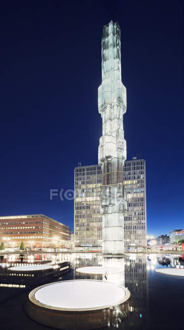 Fontaine de tour de verre à Sergels Torg à Stockholm City illuminée la nuit — Photo de stock