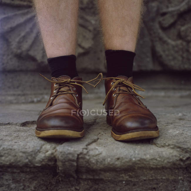 Homem em pé na calçada, foco seletivo — Fotografia de Stock