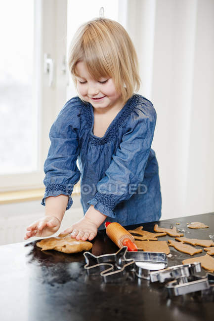 Девочка делает печенье, избирательный фокус — стоковое фото