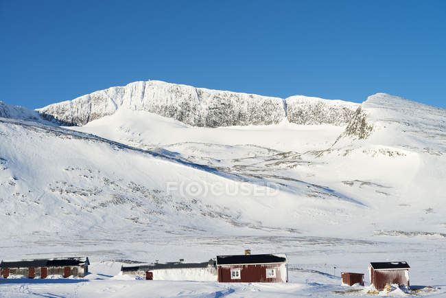 Cabanes dans le paysage hivernal à Harjedalen, Suède — Photo de stock