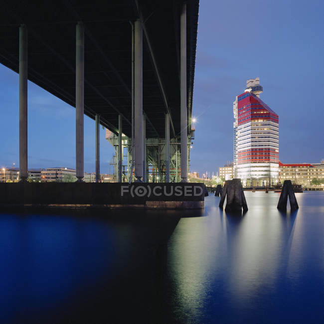 Vue du pont de Gothenburg et du lointain bâtiment Lappstiftet illuminé la nuit — Photo de stock