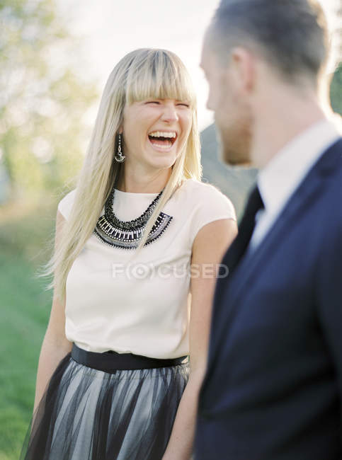 Retrato de la novia y el novio riendo, enfoque selectivo - foto de stock
