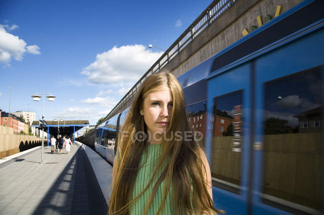 Portrait d'adolescente sur le quai de la gare — Photo de stock
