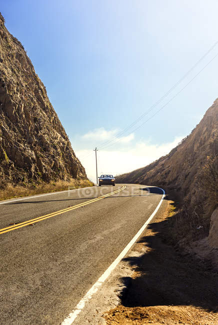 Вид автомобиля спереди на пустой дороге — стоковое фото