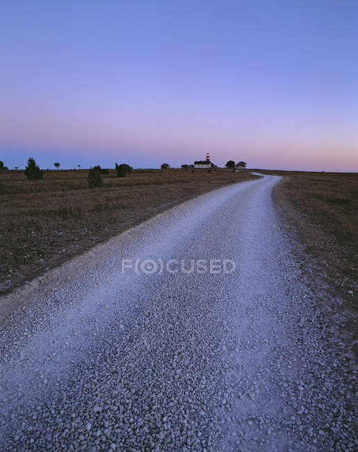 Strada vuota in campagna al crepuscolo — Foto stock