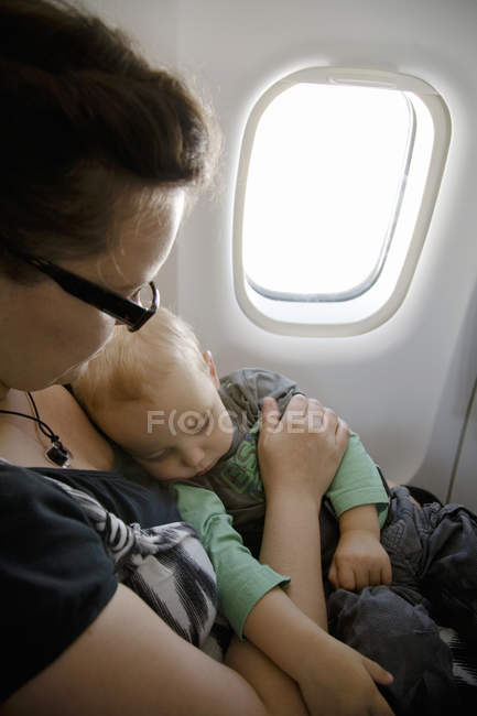 Подорожі з baby boy, літак, вибіркове фокус матері — стокове фото