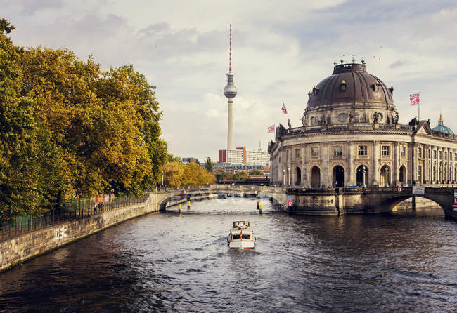 Boat moving on River Spree with communications tower in distant — Stock Photo