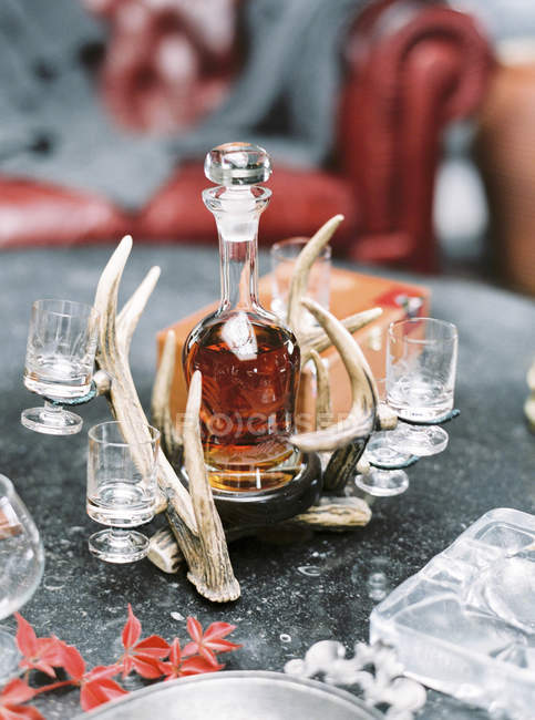 Bottiglia di brandy e bicchieri decorati con corna — Foto stock