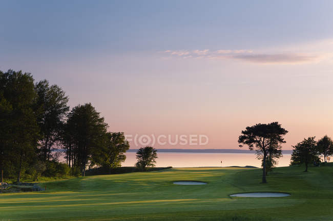 Vista de Ombergs Golf Resort junto al lago Vattern al atardecer - foto de stock