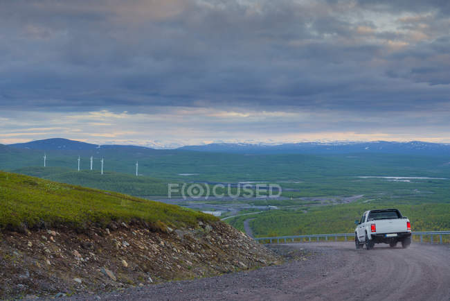 Vista paisagem e carro na estrada de terra — Fotografia de Stock