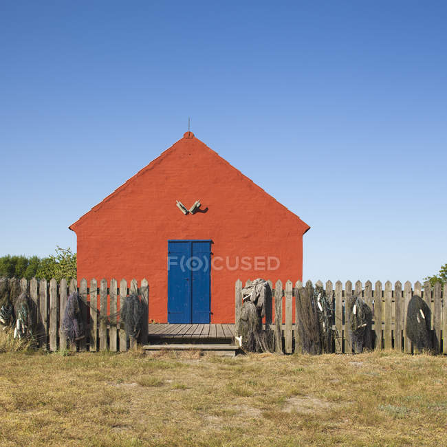 Cottage del pescatore sotto cielo blu chiaro — Foto stock