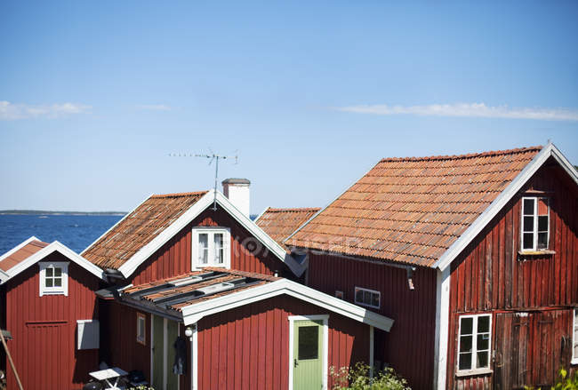 Falu casas vermelhas na luz solar no céu azul — Fotografia de Stock