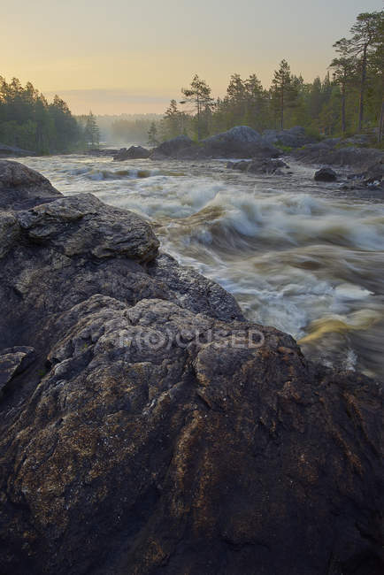 Скалы с текущей водой водопада Хилстроммен — стоковое фото