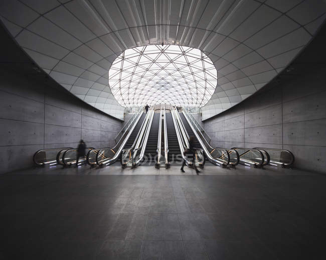 Ескалатори на залізничній станції, розмиті рухи — стокове фото