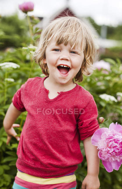 Girl in garden laughing, selective focus — Stock Photo