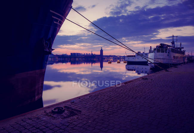 Blick auf Hafen und Stockholmer Stadtgebäude im violetten Sonnenuntergang — Stockfoto